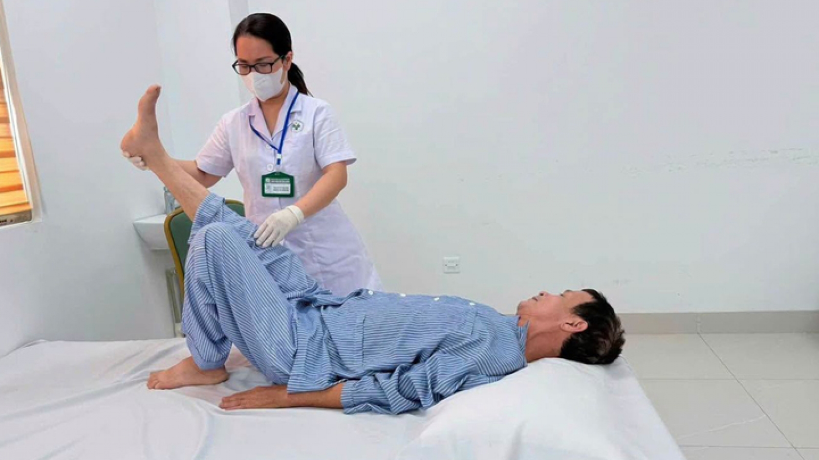 Ngã từ độ cao 3m khi hái xoài, người đàn ông liệt hoàn toàn hai chân
