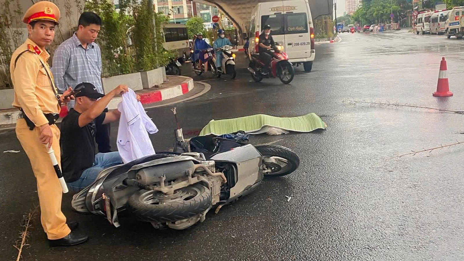 Xe máy va chạm với ô tô 16 ở Ngã Tư Vọng (Hà Nội) khiến một phụ nữ tử vong