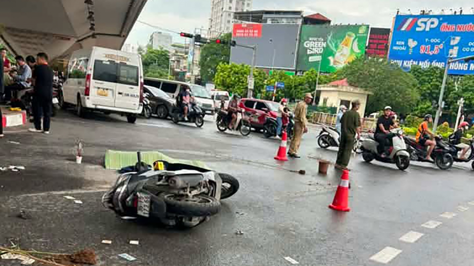 Mưa dông làm gia tăng tai nạn giao thông, Cục CSGT khuyến cáo "đi chậm để an toàn"