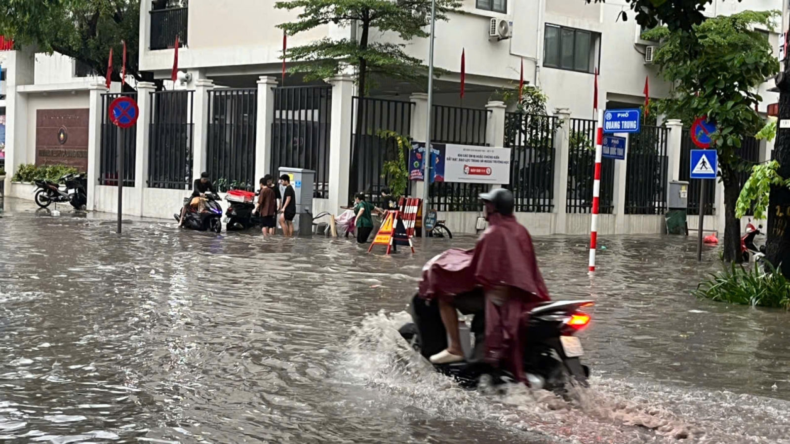Vừa hoàn thành dự án chống ngập, đường phố Hà Nội vẫn chìm trong biển nước