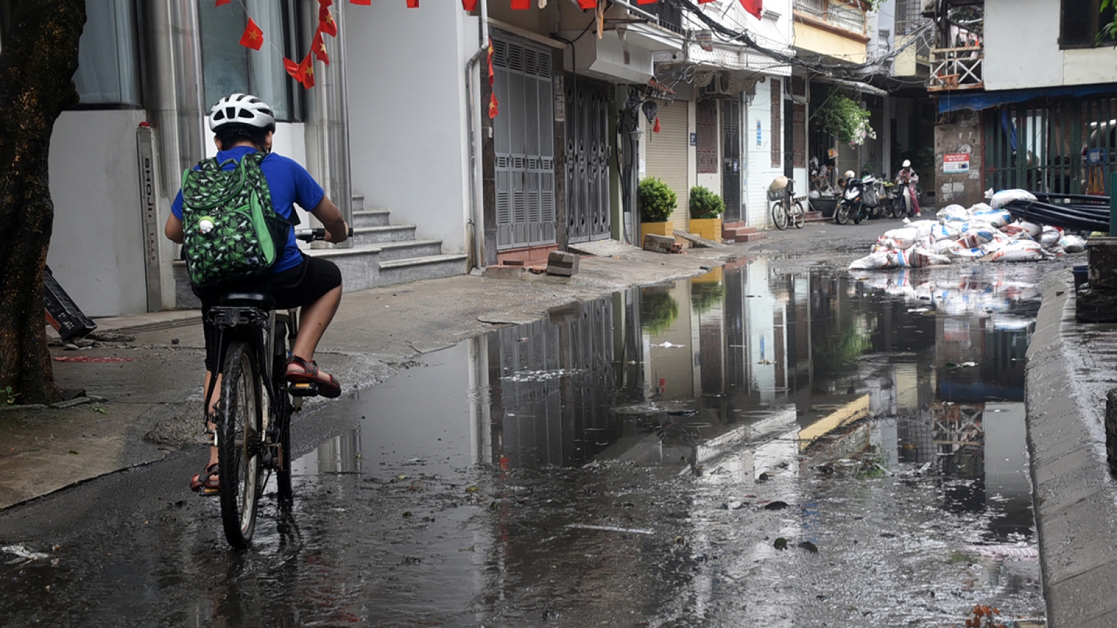 Cận cảnh ngõ 42 Giang Văn Minh sau mưa, người dân xách ủng lội nước vào nhà