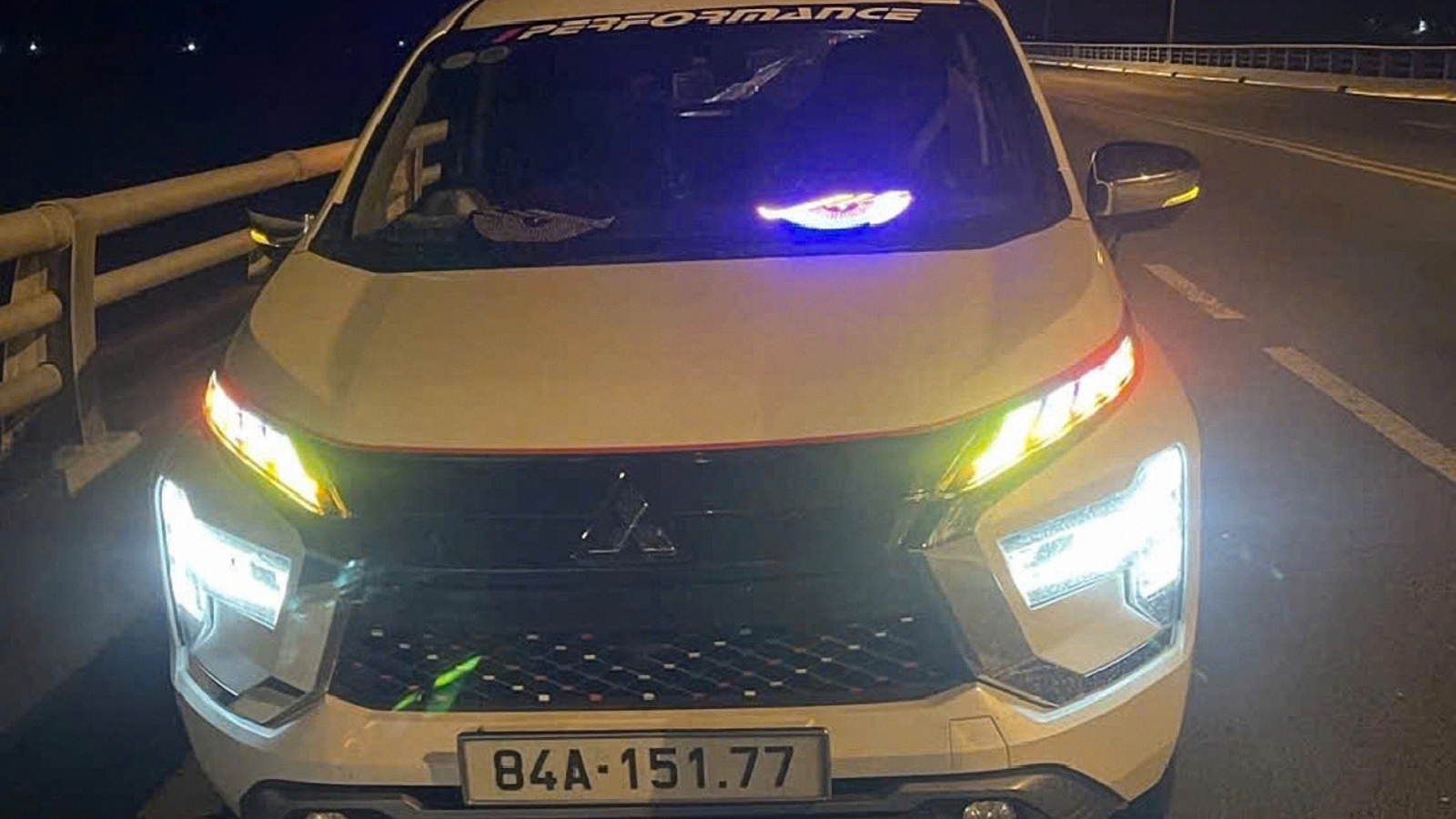 Người đàn ông bỏ lại ô tô 7 chỗ cùng giấy tờ trên cầu ở Vĩnh Long rồi mất tích