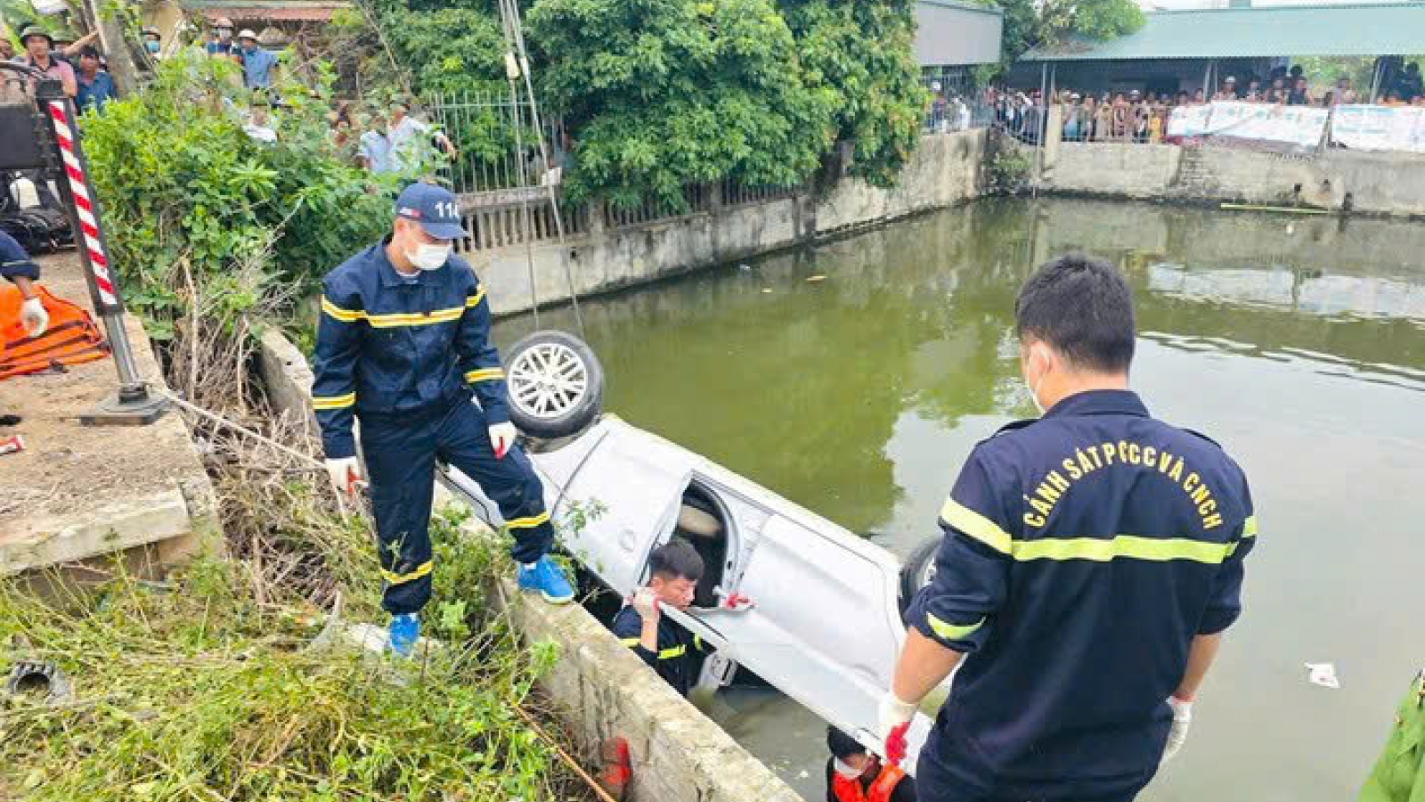 Thanh Hóa: Ô tô lao xuống ao nước làm tài xế mắc kẹt, tử nạn