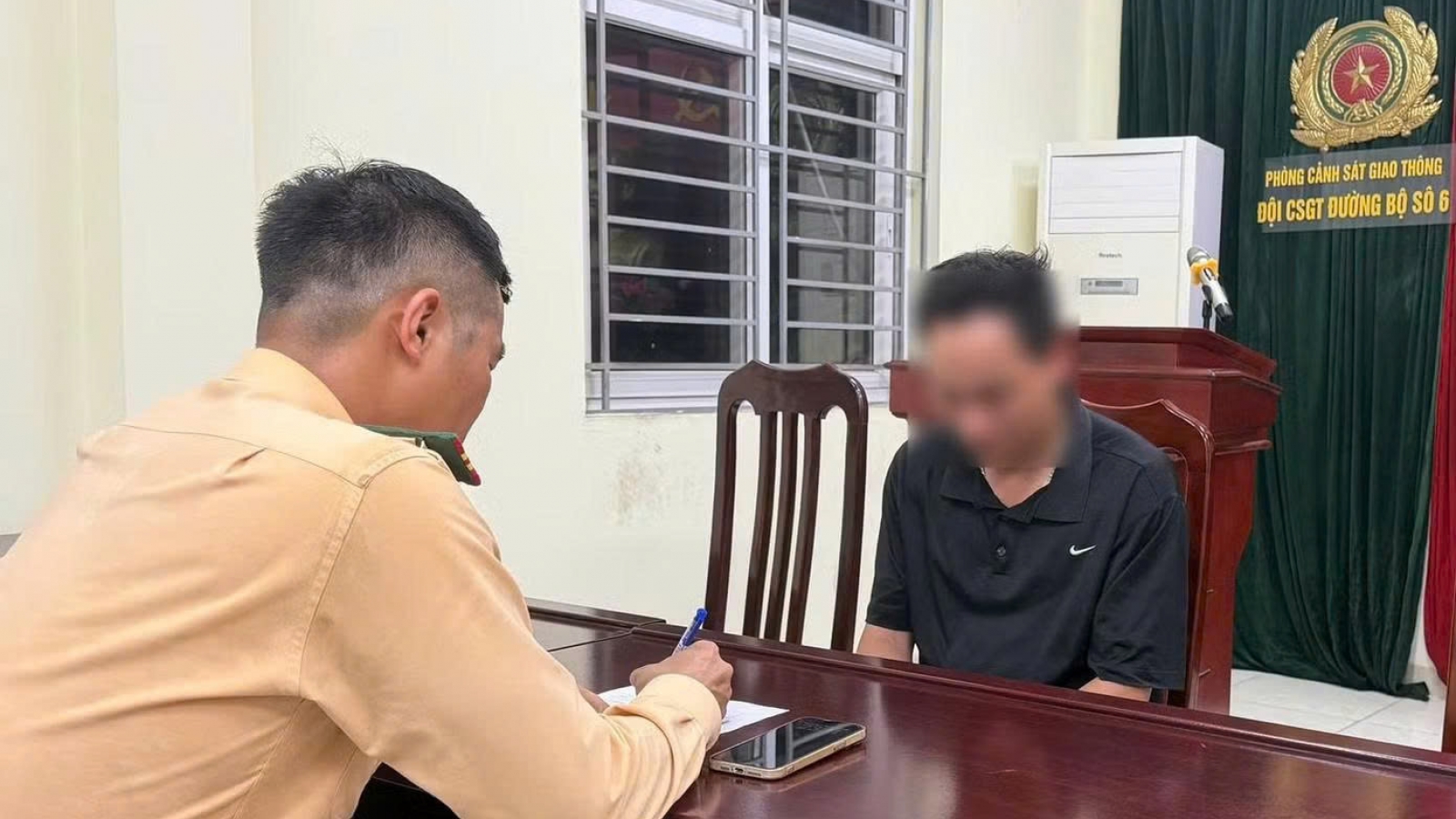 Hà Nội: Làm rõ người đàn ông lái ô tô đẩy cảnh sát giao thông trước đầu xe