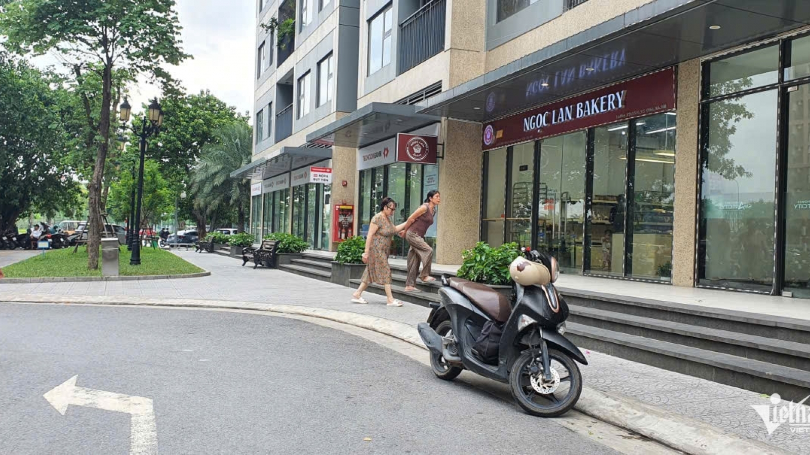 Hàng xóm kể phút phát hiện nam thanh niên tử vong trong căn hộ chung cư ở Hà Nội