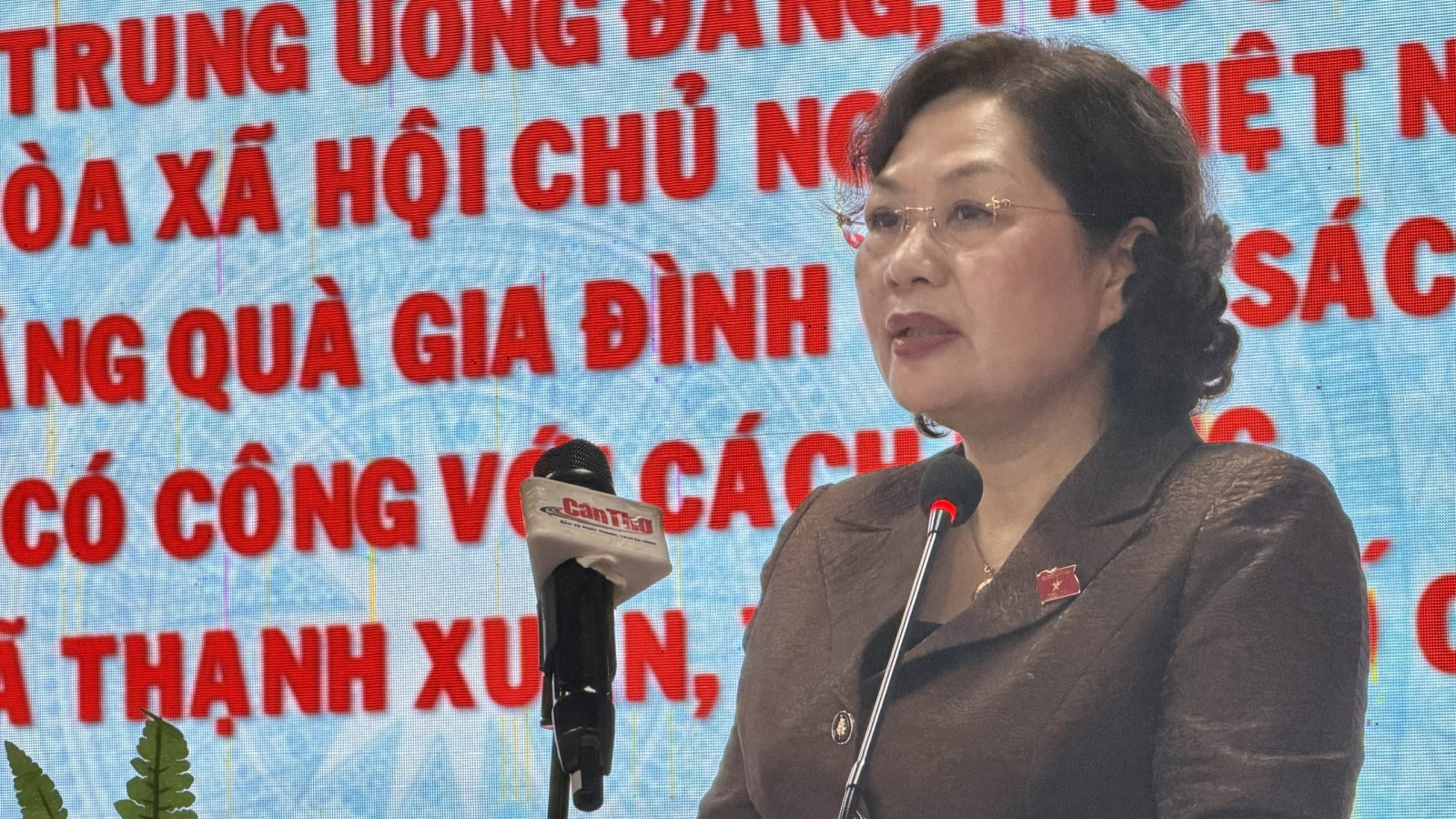 Phó Chủ tịch Quốc hội thăm gia đình người có công với cách mạng tại Cần Thơ