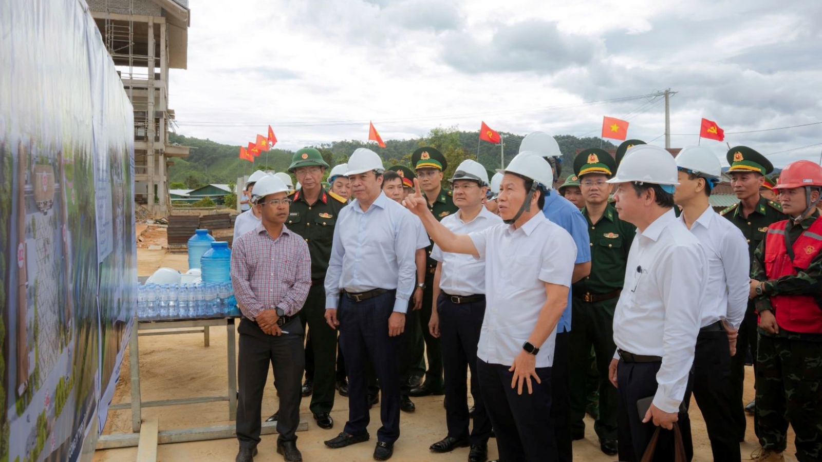 Phó Thủ tướng Lê Tiến Châu kiểm tra tiến độ 2 dự án trường nội trú tại A Lưới