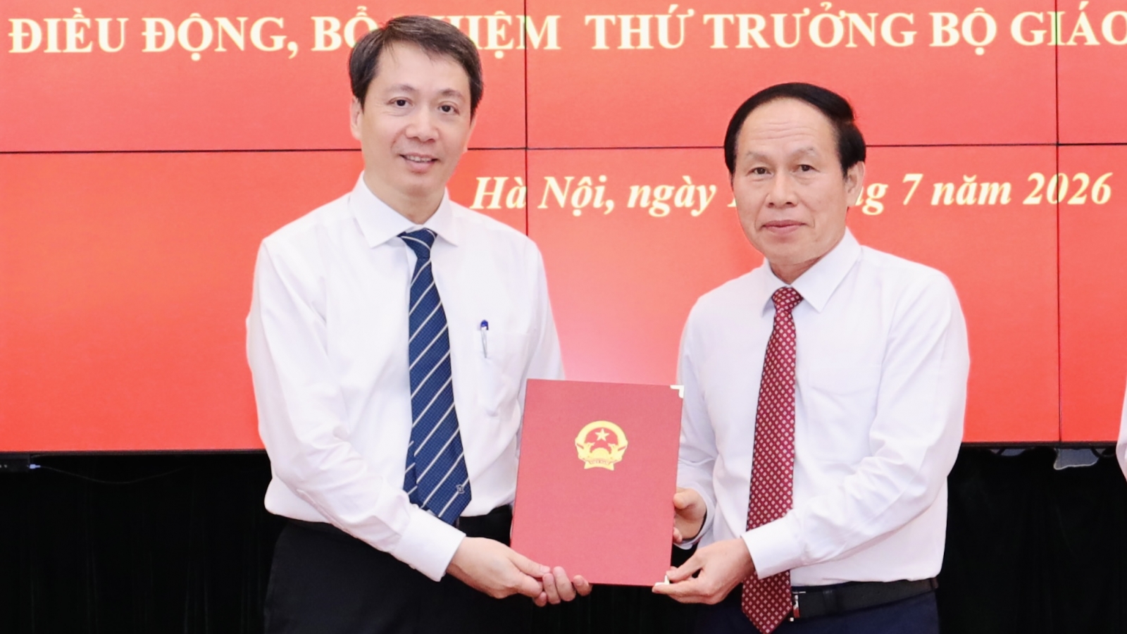 Phó Thủ tướng trao Quyết định điều động, bổ nhiệm hai Thứ trưởng Bộ GD&ĐT