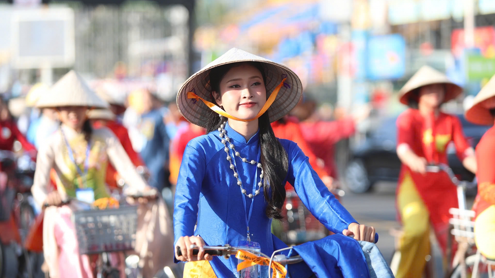 Áo dài rực sắc giữa phố biển Khánh Hòa