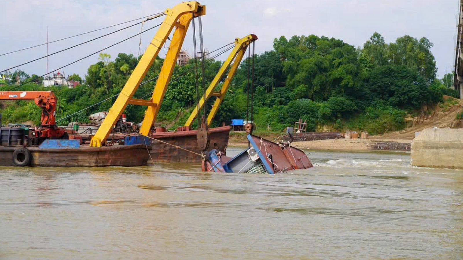 40 cán bộ, chiến sĩ trục vớt 2 tàu hàng bị chìm trên sông Lô, Phú Thọ
