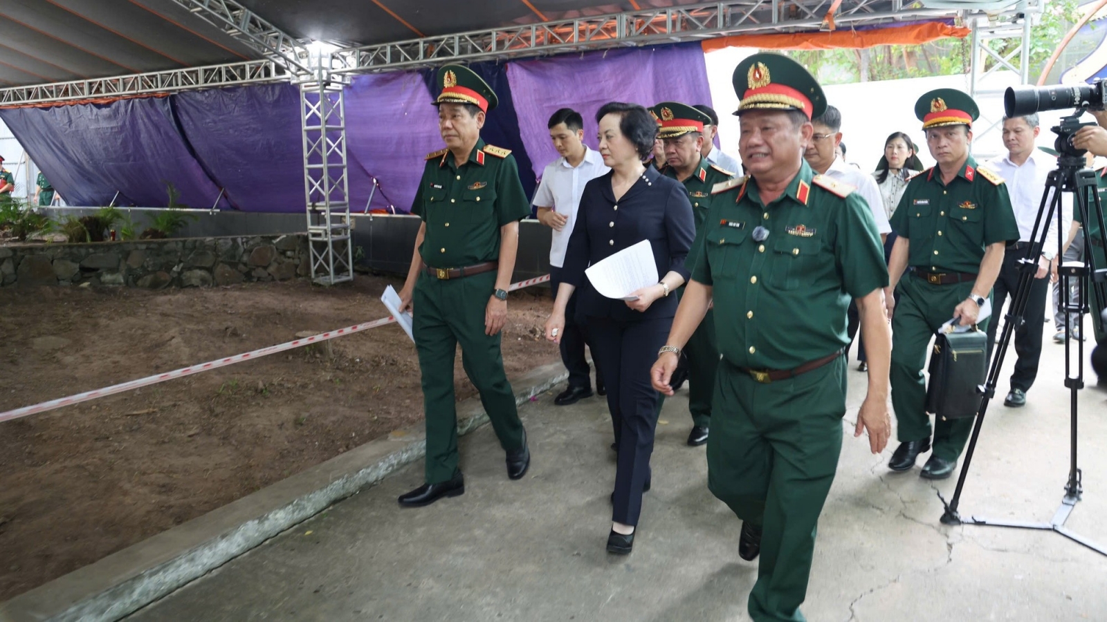 Phó Thủ tướng kiểm tra việc tìm kiếm hài cốt liệt sĩ tại Công viên Lê Thị Riêng