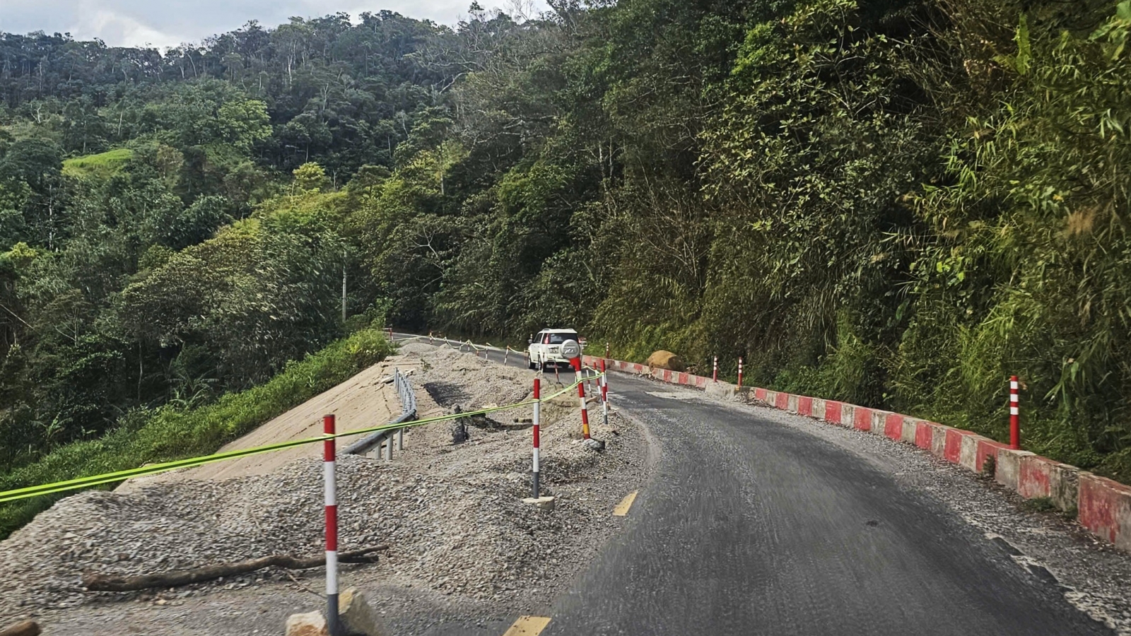 Điểm sụt lún trên Quốc lộ 24, Quảng Ngãi vẫn chưa được khắc phục dứt điểm