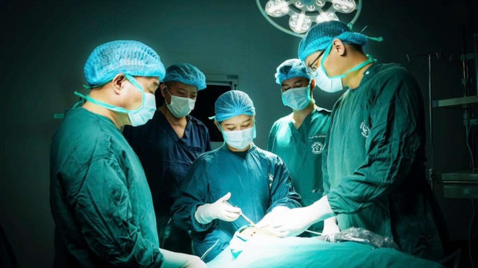 Vượt mưa trắng trời lúc 5h, bác sĩ chạy đua "giờ vàng" giữ khuôn mặt bệnh nhân