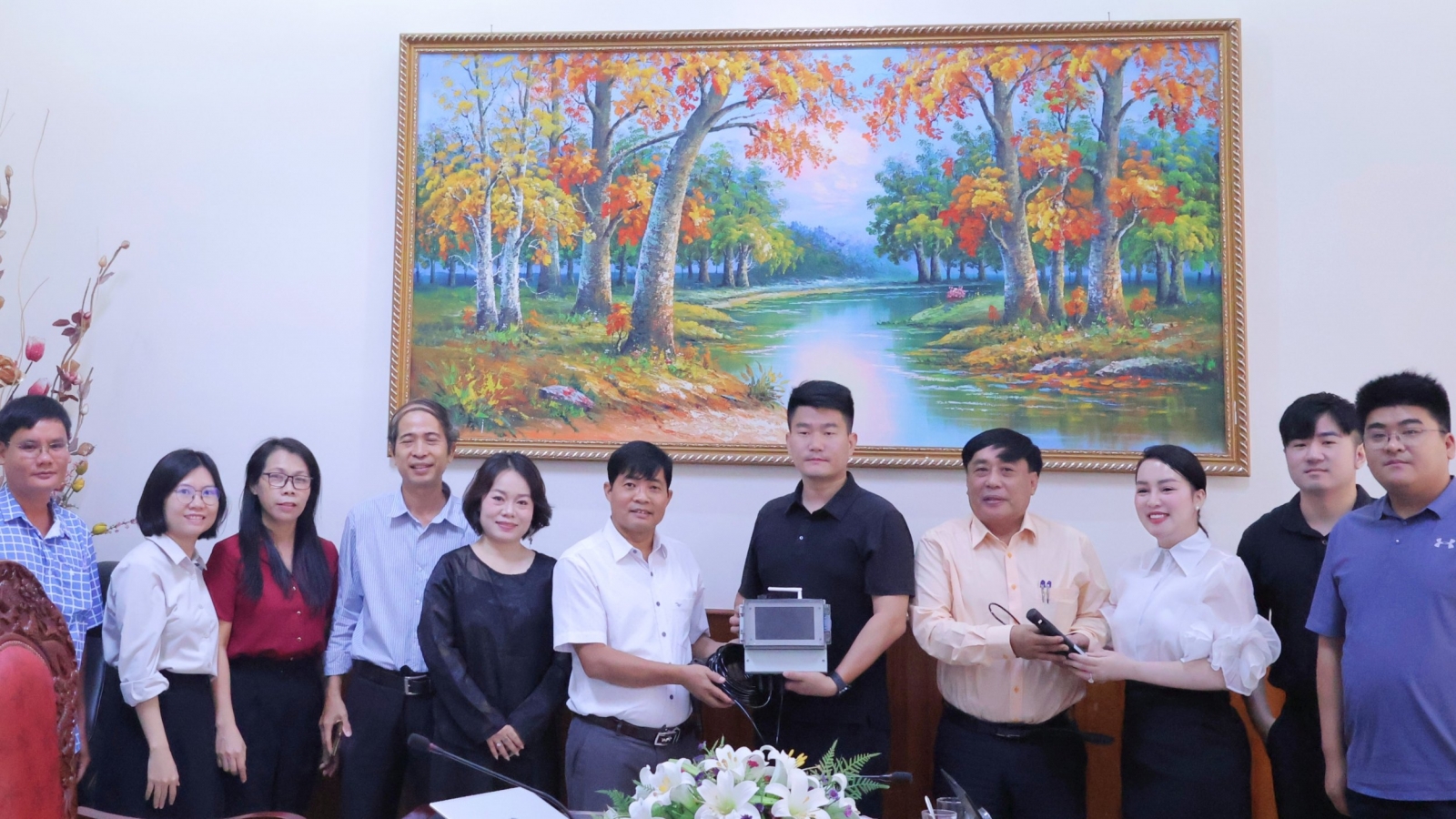 Vinanutrifood Bình Định trao tặng hệ thống giám sát môi trường nước tại Gia Lai