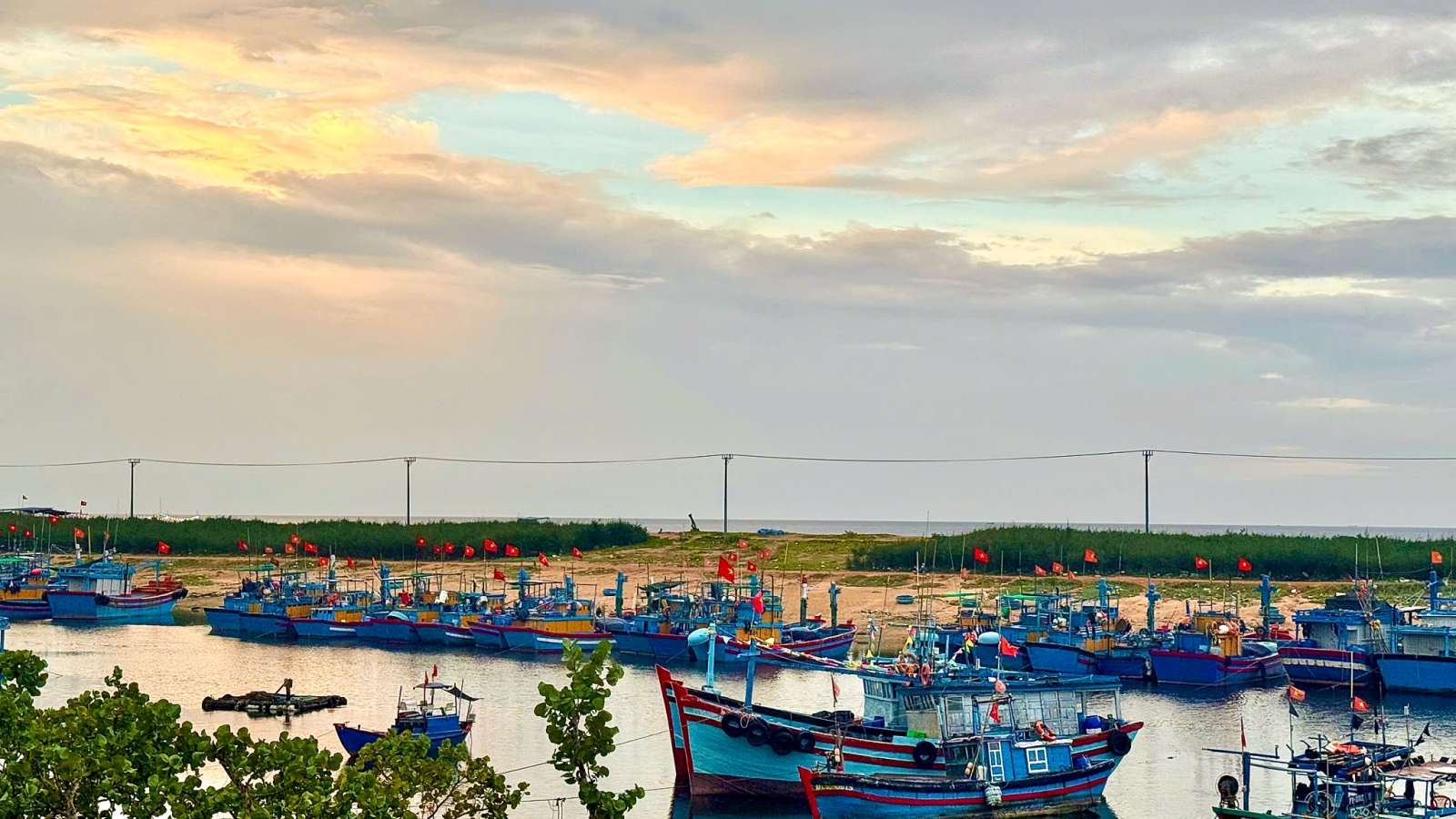 Khách nước ngoài "phải lòng" ngôi làng bình yên ven biển Đắk Lắk
