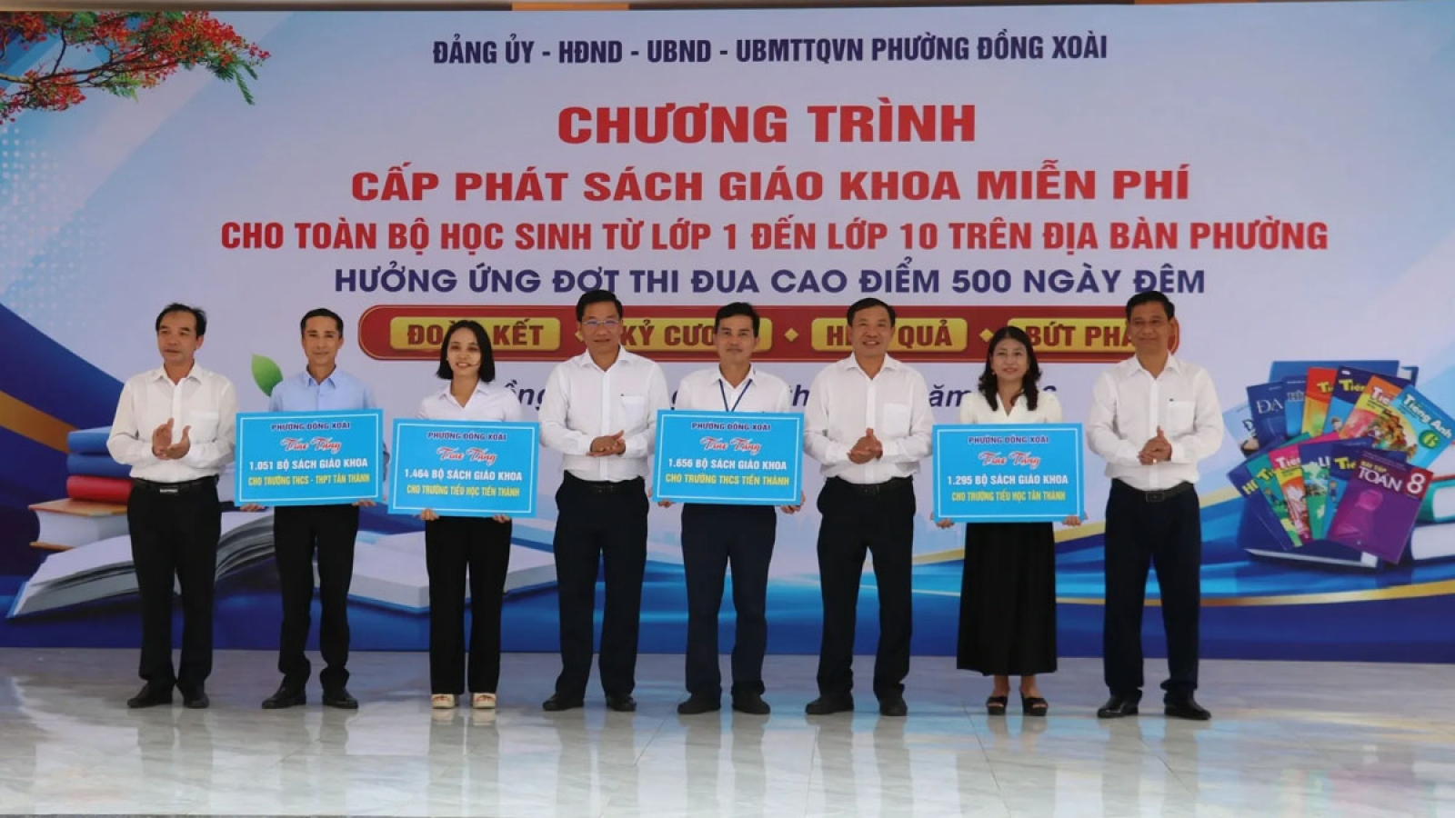 Một phường ở Đồng Nai cấp hơn 5.400 bộ sách giáo khoa miễn phí cho học sinh