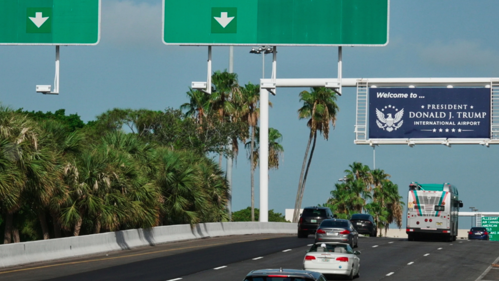 Sân bay quốc tế tại bang Florida (Mỹ) chính thức đổi tên thành Donald J. Trump