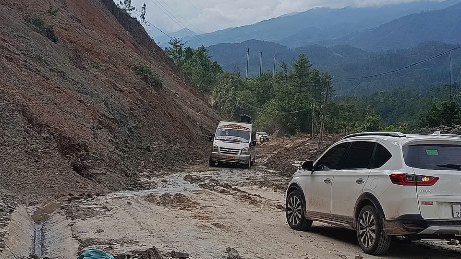 Khẩn trương xử lý các điểm sạt lở, sớm khôi phục giao thông ở các tỉnh Tây Bắc