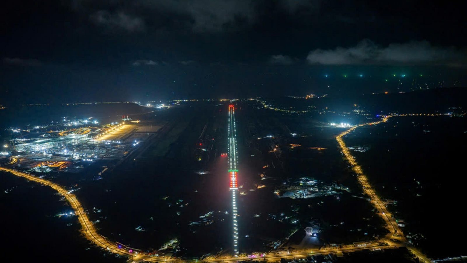 Đường băng số 2 sân bay Phú Quốc dài 3.300m bừng sáng trước chuyến bay hiệu chuẩn