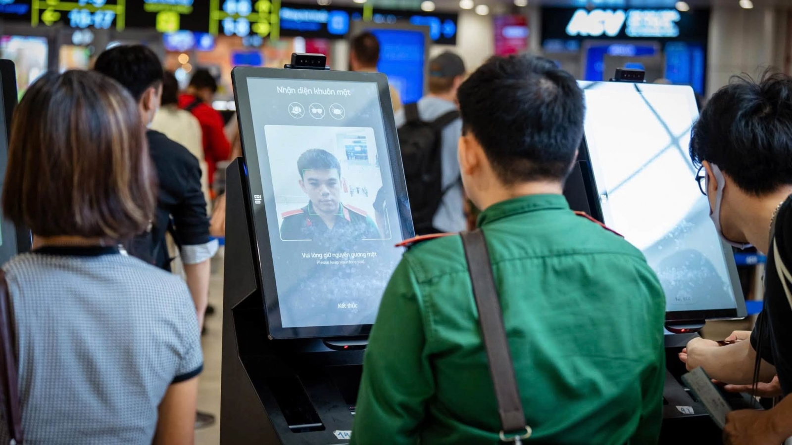 Sân bay Nội Bài triển khai kiosk sinh trắc học, rút ngắn thời gian check-in