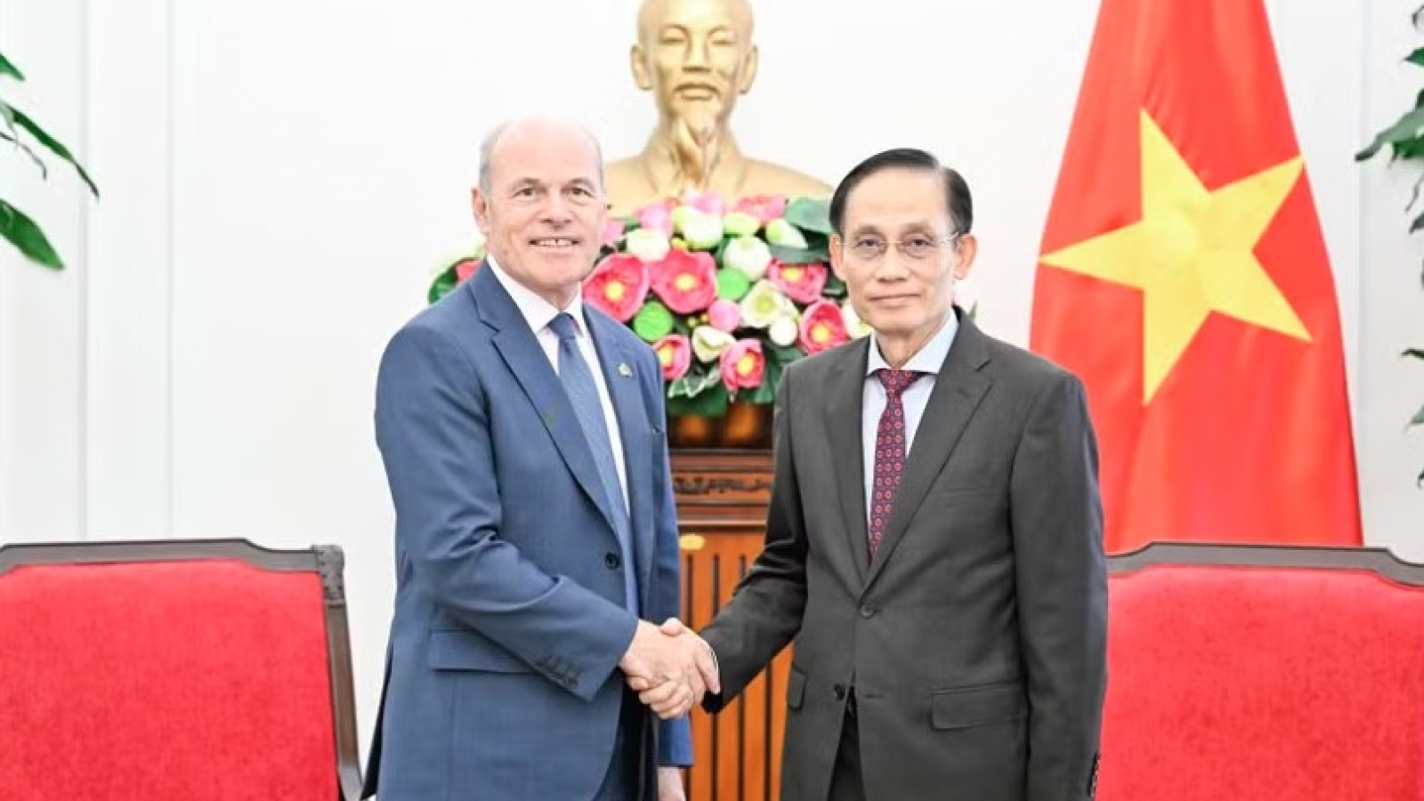 Vietnam ready to work with Canada towards early upgrade of bilateral ties: FM