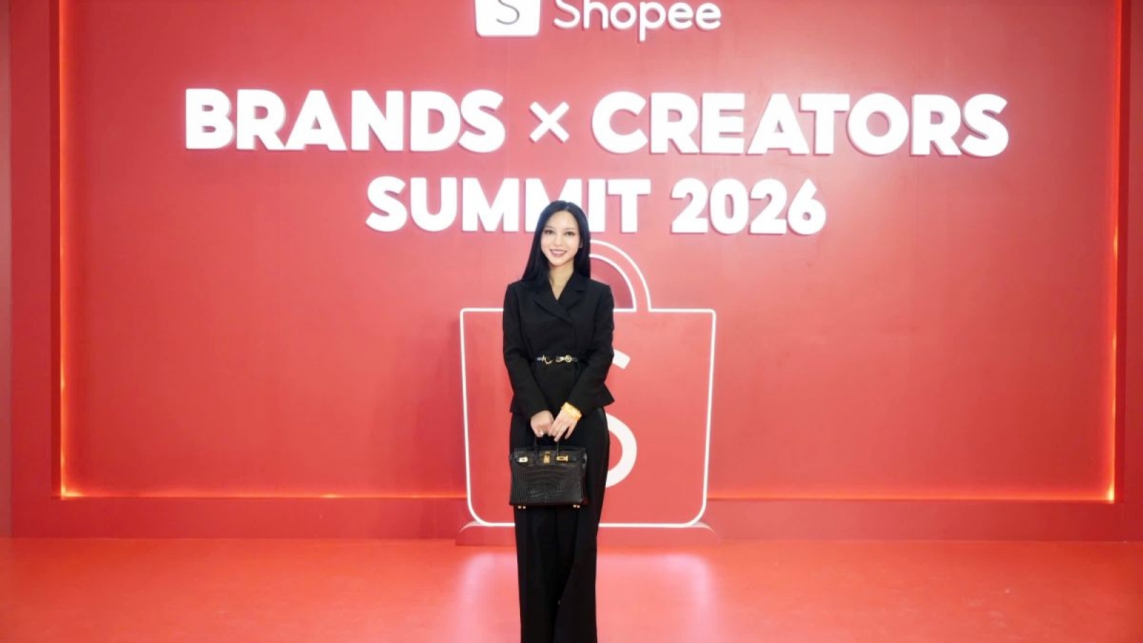 Shopee vinh danh Hannah Olala với giải thưởng "Best Premium Livestream Star"