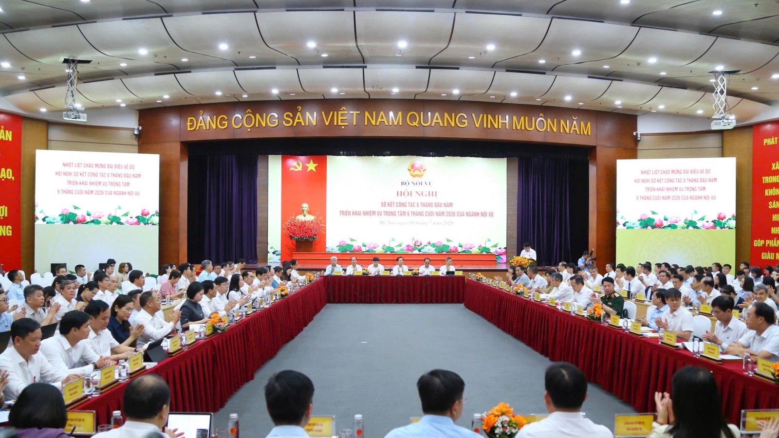 Bộ Nội vụ tiếp tục nghiên cứu, đề xuất phương án cải cách tiền lương theo lộ trình