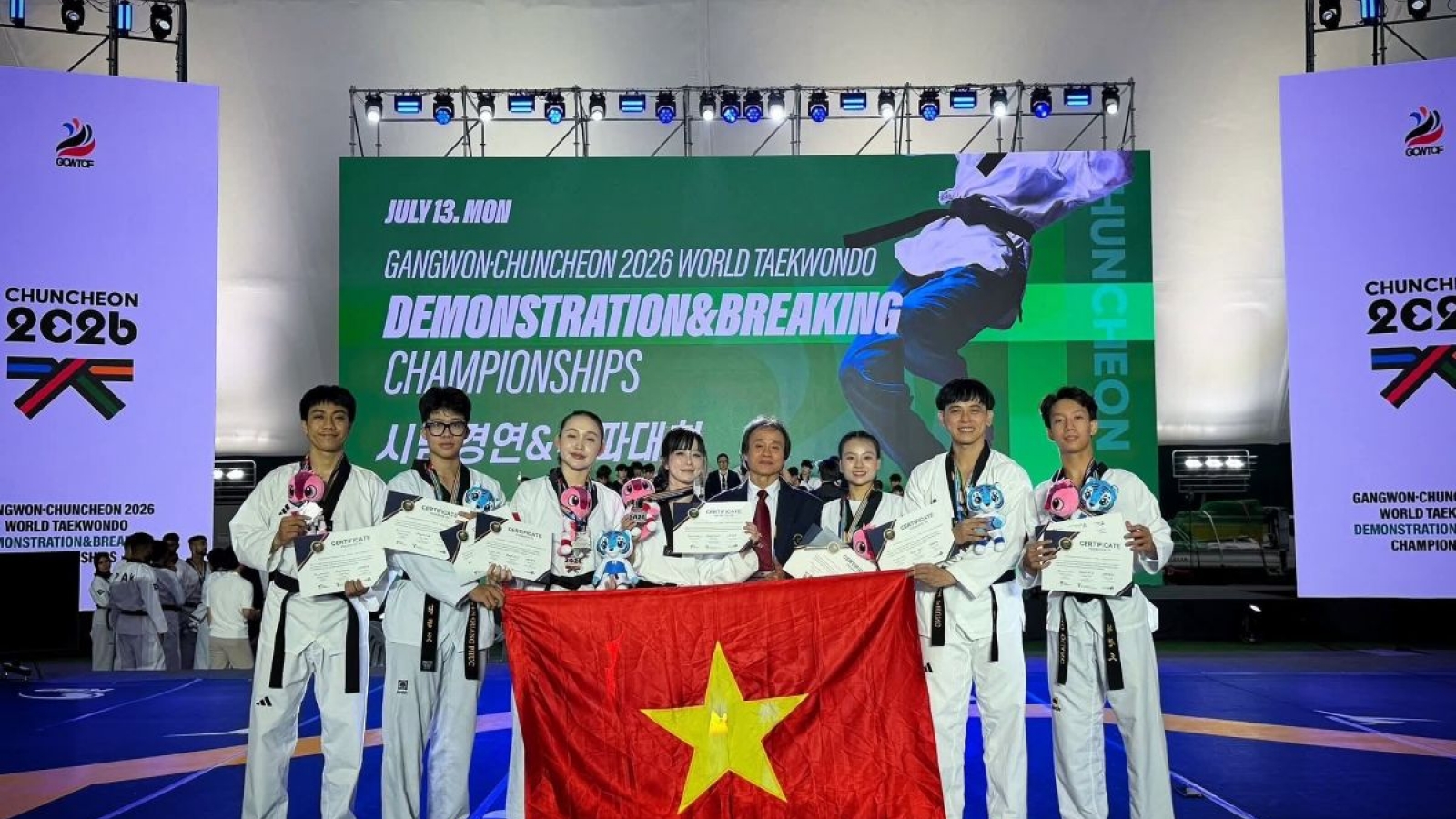 Chau Tuyet Van helps Vietnam claim world taekwondo silver