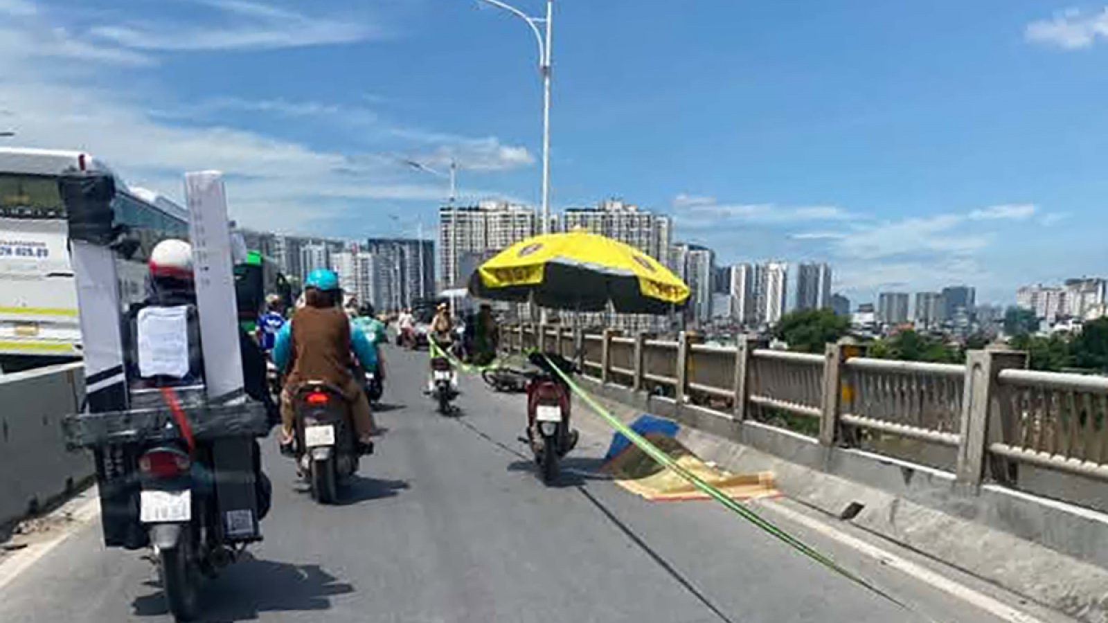 Bị tai nạn trên cầu Vĩnh Tuy, Hà Nội, người phụ nữ tử vong tại chỗ