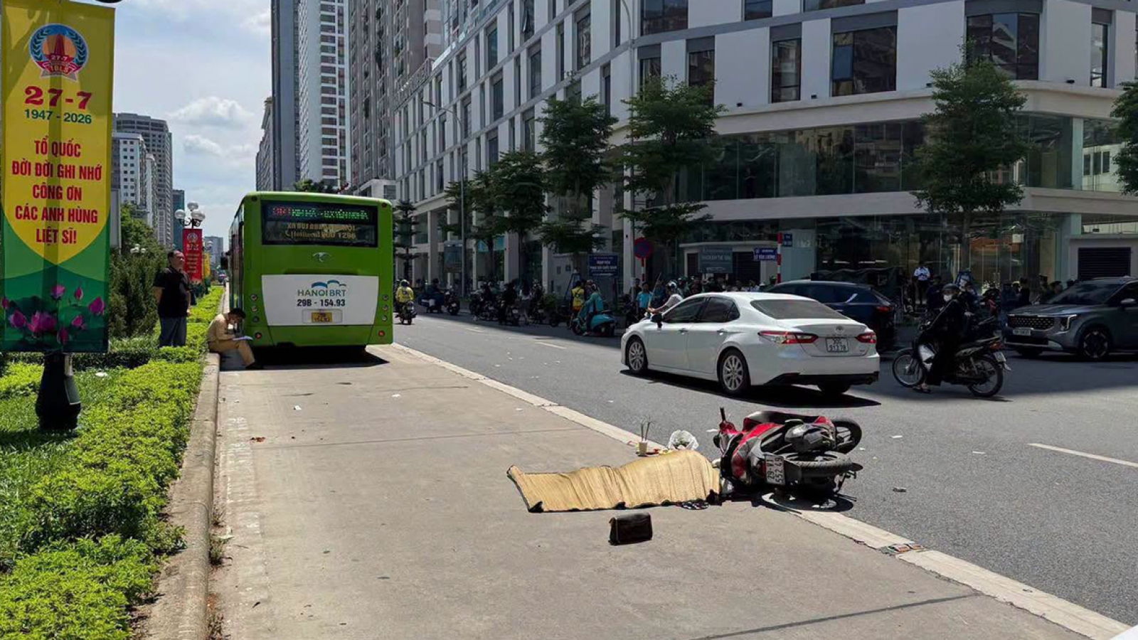 Va chạm giữa xe buýt và xe máy trên đường Lê Văn Lương, một phụ nữ tử vong