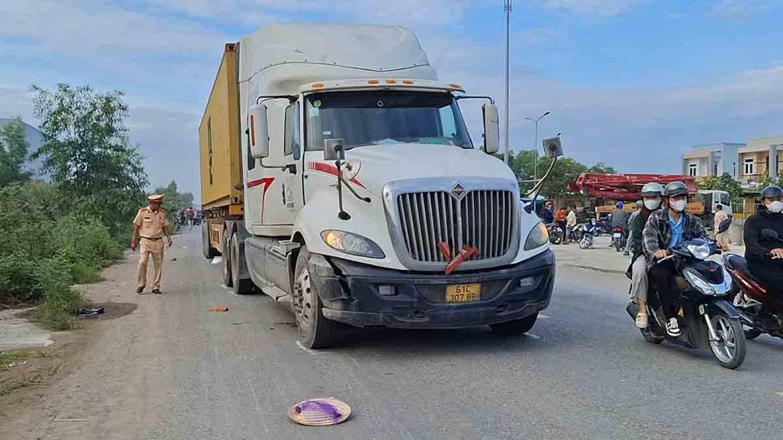 Đồng Tháp: Xe container va chạm với xe lôi kéo khiến 1 người tử vong