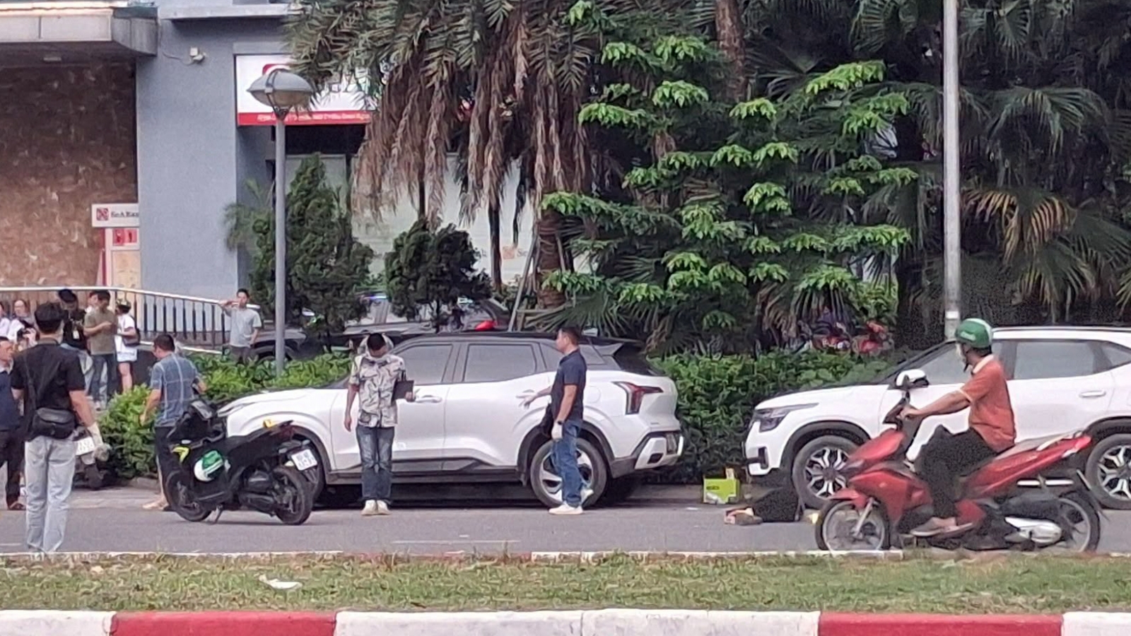 Một người phụ nữ tử vong sau va chạm giao thông trên đường Xuân Tảo, Hà Nội