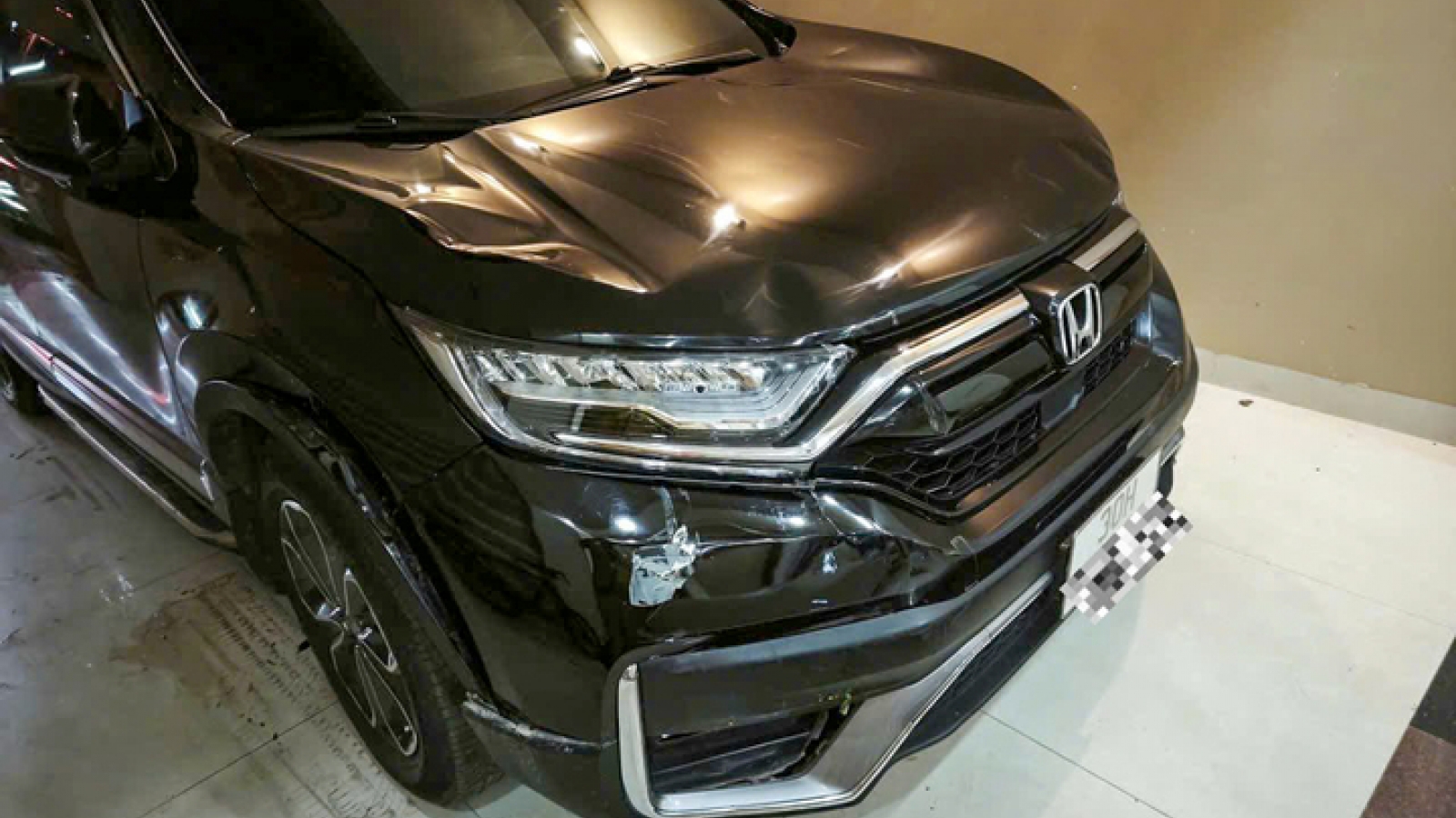 Xác minh tài xế ô tô lao lên vỉa hè tông 2 người rồi rời khỏi hiện trường