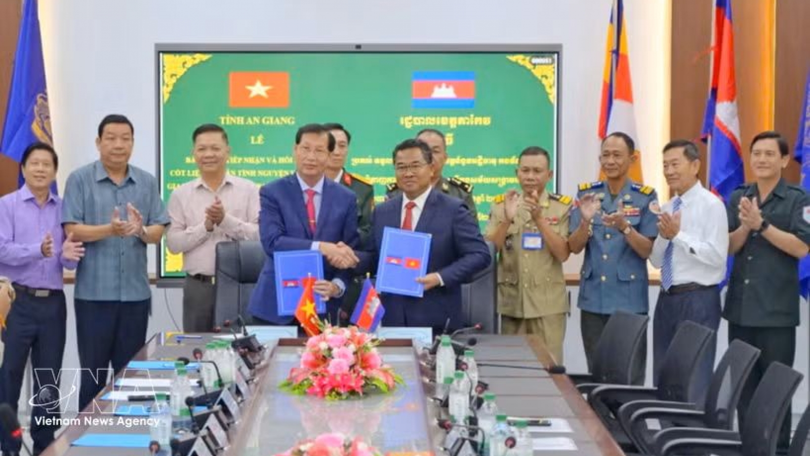 Vietnam receives remains of 14 volunteers, experts from Cambodia