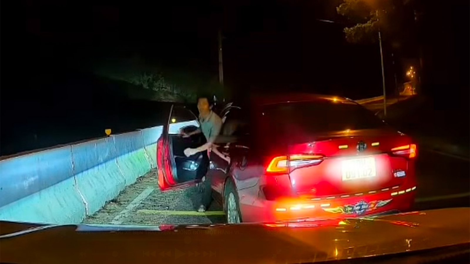 Chặn đầu ô tô trong đêm để đe dọa, tài xế nhận bị xử phạt