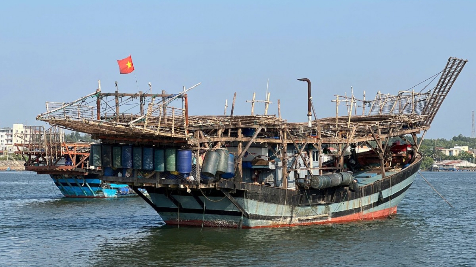 Tàu cá Quảng Ngãi gặp nạn ở biển Trường Sa, 33 ngư dân được cứu, 3 người mất tích