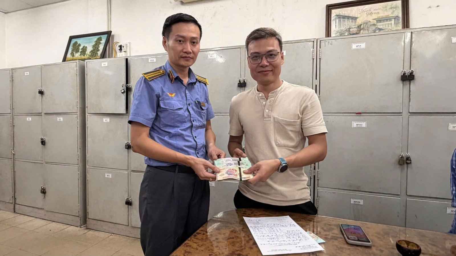 Bỏ quên gần 123 triệu trên tàu SE2, khách xúc động khi được trả lại nguyên vẹn