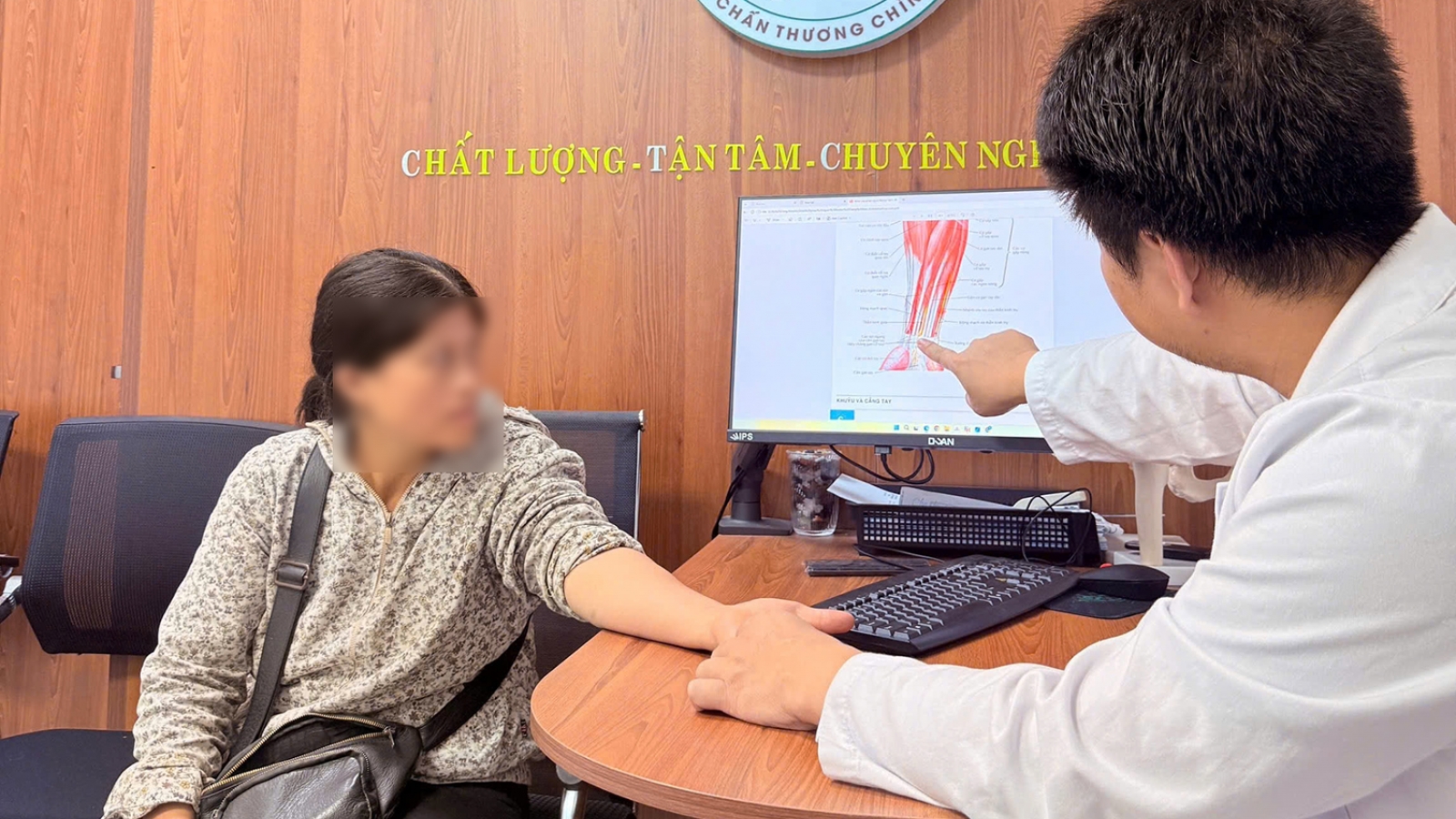 Không bế nổi cháu vì tê tay kéo dài, người phụ nữ phát hiện bệnh ít ngờ tới