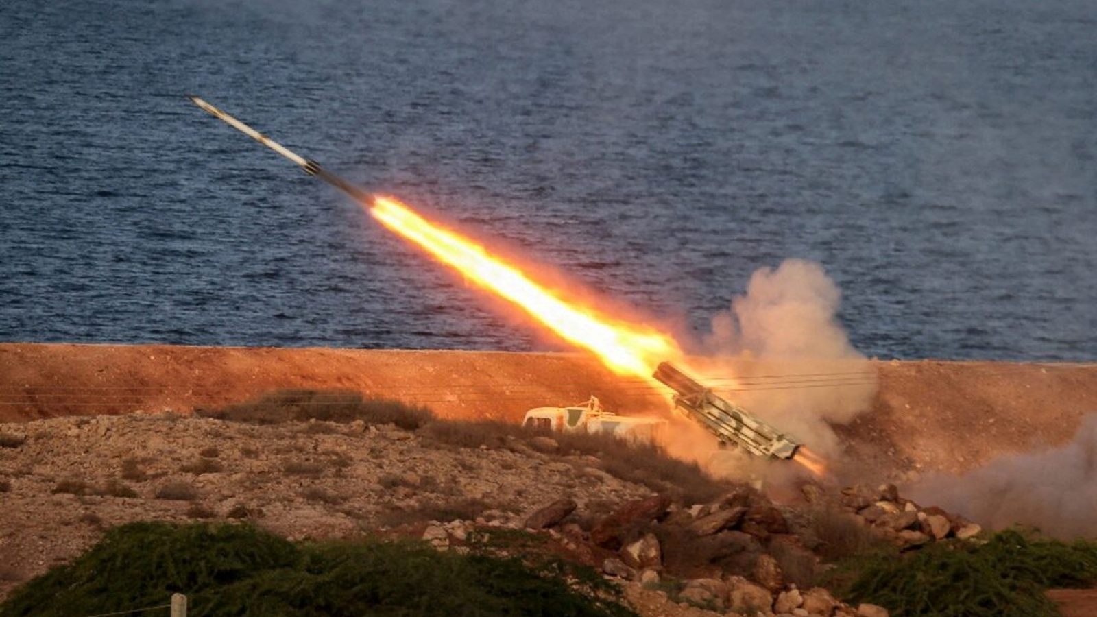 Iran tấn công 85 mục tiêu quân sự Mỹ tại Kuwait và Bahrain