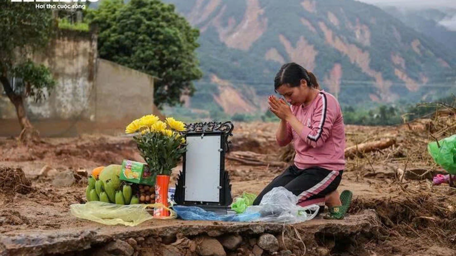 Lập bàn thờ tạm trên nền nhà sau lũ quét kinh hoàng, mòn mỏi chờ người thân trở về