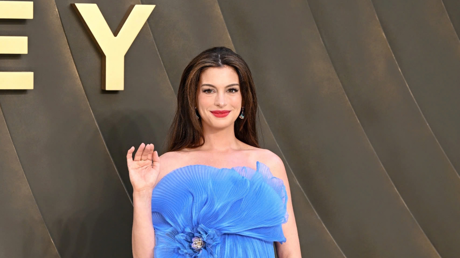Anne Hathaway bế bụng bầu dự ra mắt The Odyssey