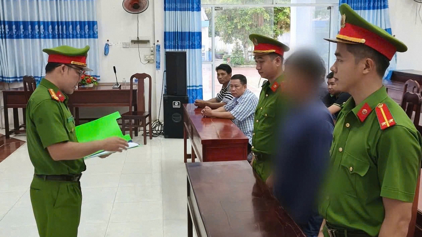 Vĩnh Long: Bắt giam đối tượng tàng trữ vũ khí quân dụng, chém người rồi bỏ trốn