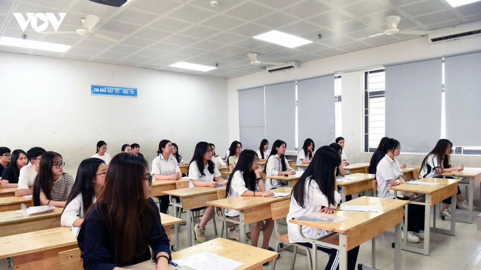 Nữ thủ khoa toàn quốc tổ hợp A01 tiết lộ bí quyết học để chinh phục 29,75 điểm