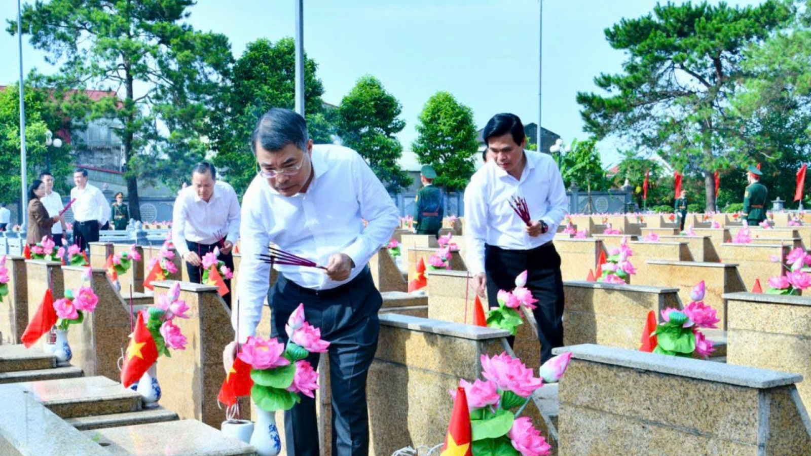 Thủ tướng dâng hương, tưởng niệm các Anh hùng Liệt sĩ ở Lạng Sơn