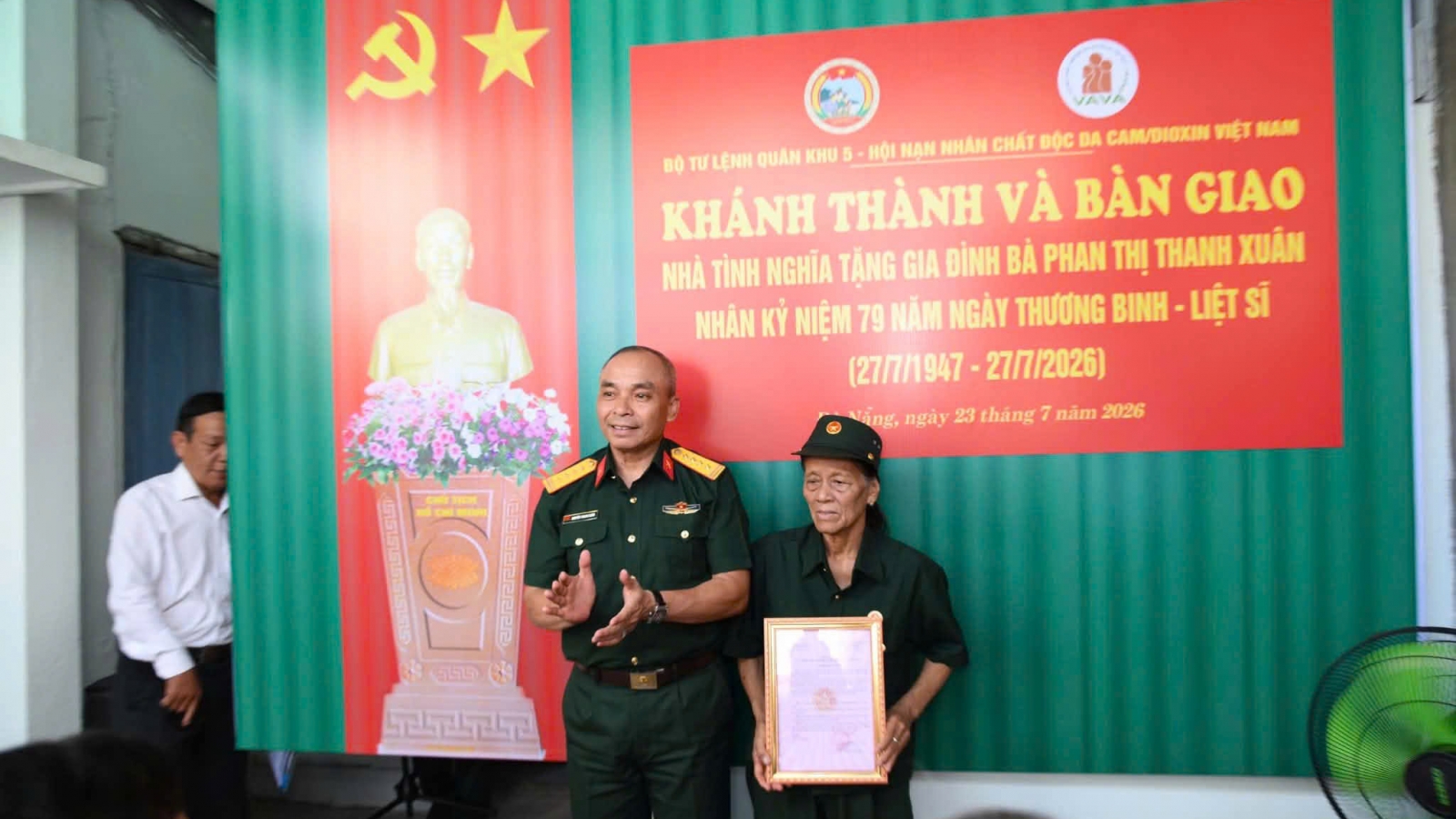 Bàn giao 2 nhà tình nghĩa tặng gia đình người có công ở TP Đà Nẵng