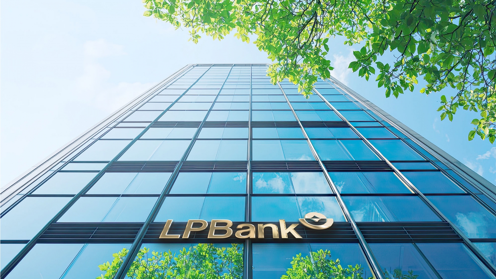 LPBank báo lãi gần 6.000 tỷ đồng, thu ngoài lãi tăng 33% sau 6 tháng đầu năm 2026