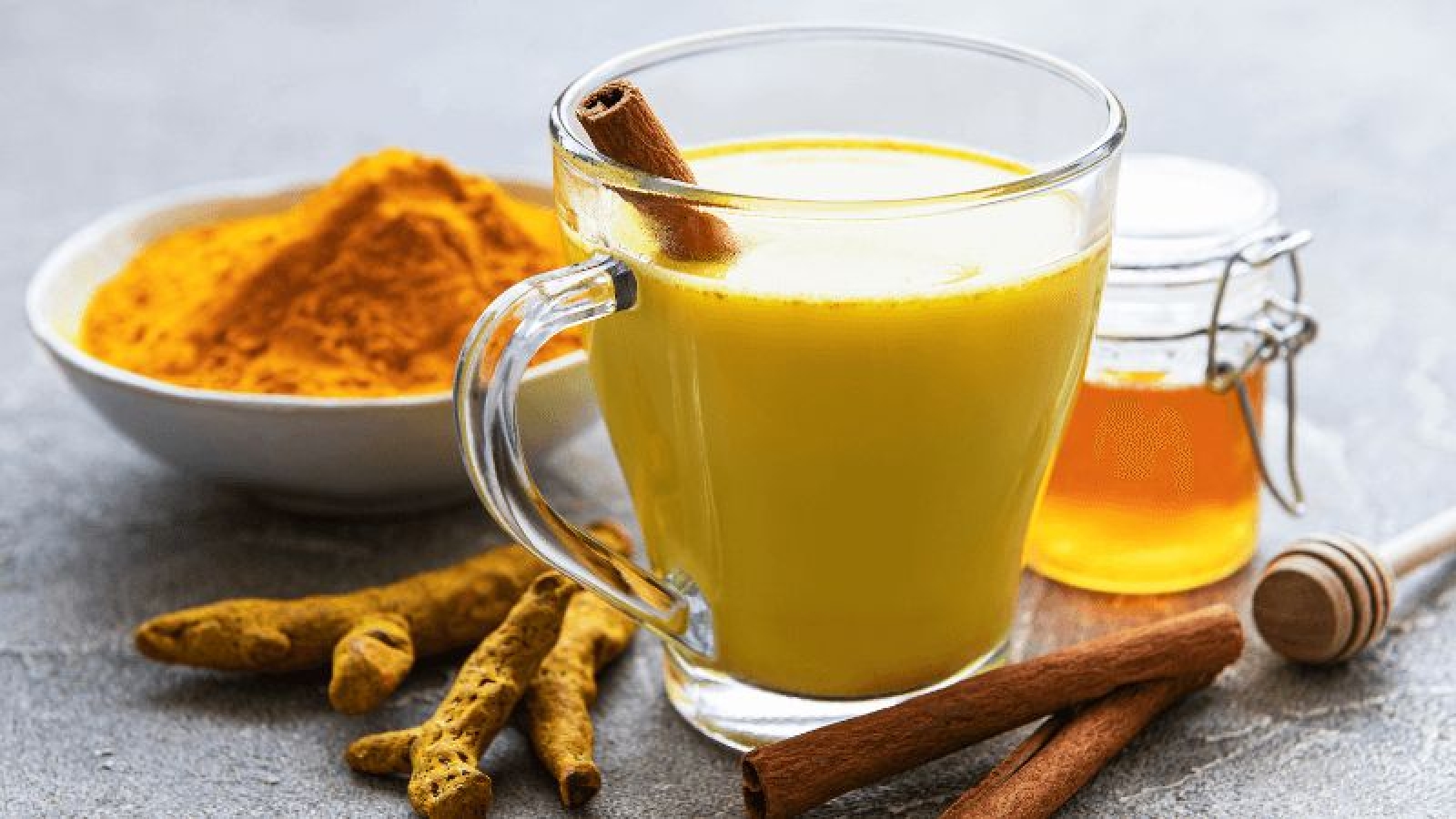 Mẹ sau sinh đang cho con bú có nên uống tinh bột nghệ và mật ong mỗi ngày?