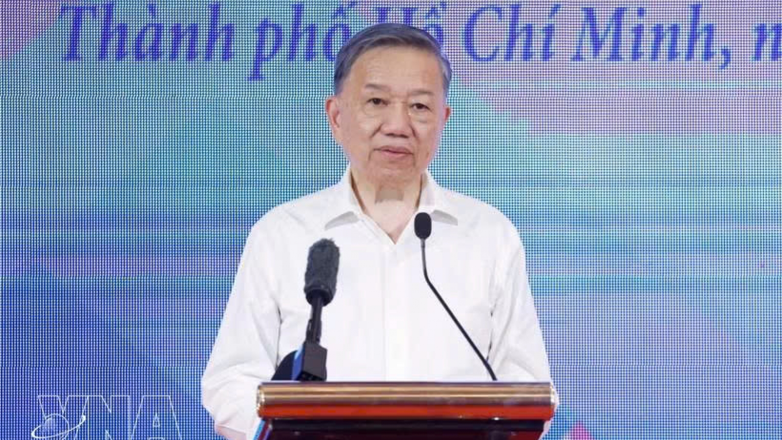 Top leader meets former officials of Central Highlands Steering Committee