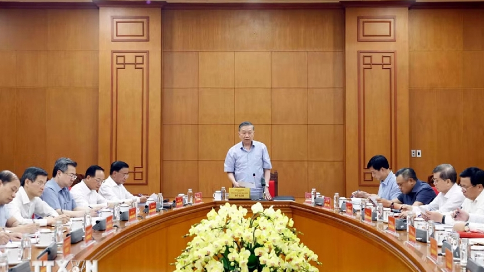 Vận dụng đúng phương pháp cách mạng trong đấu tranh phòng, chống tự diễn biến, tự chuyển hóa