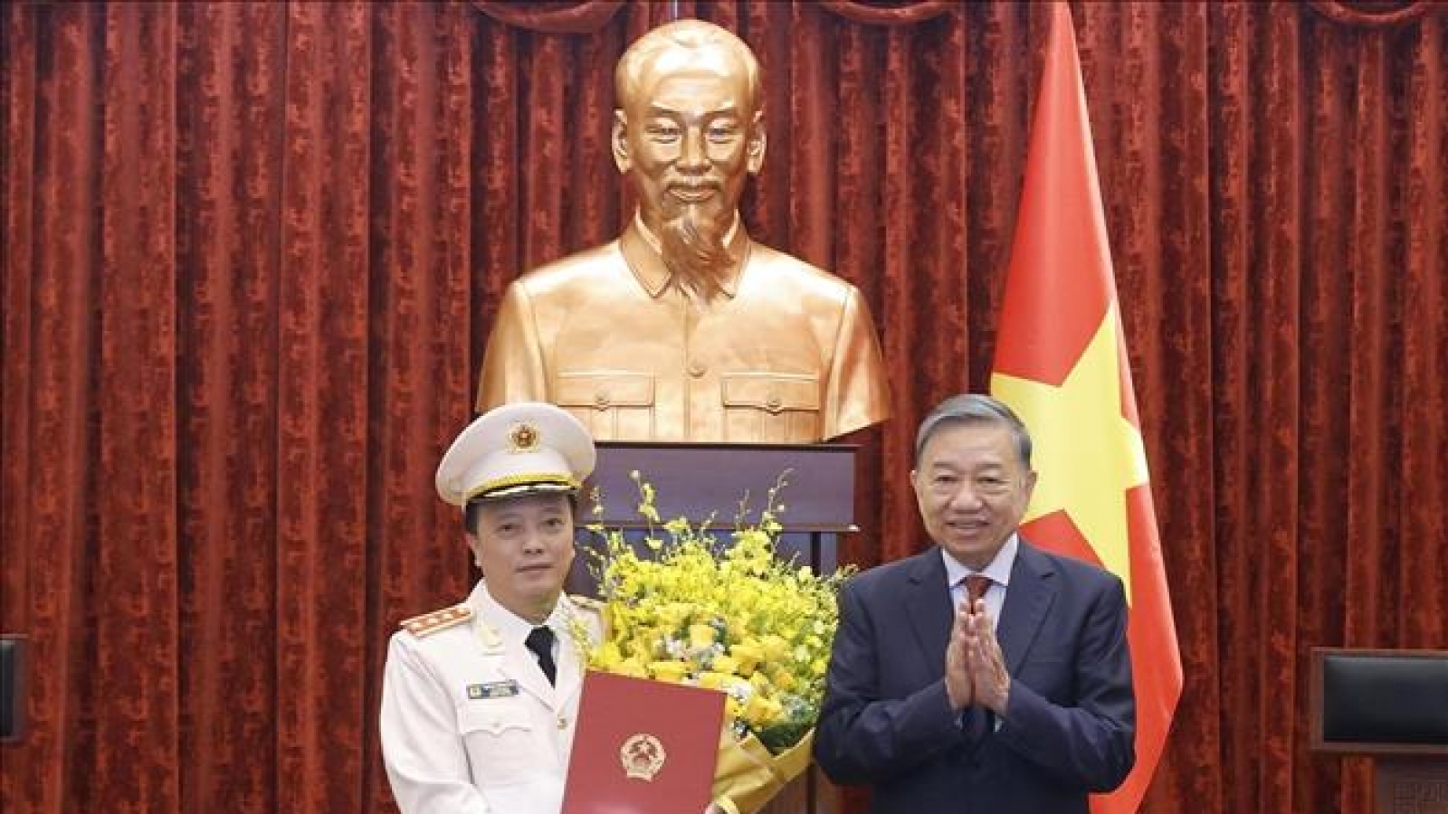 Tổng Bí thư, Chủ tịch nước trao quân hàm Thượng tướng cho Thứ trưởng Bộ Công an